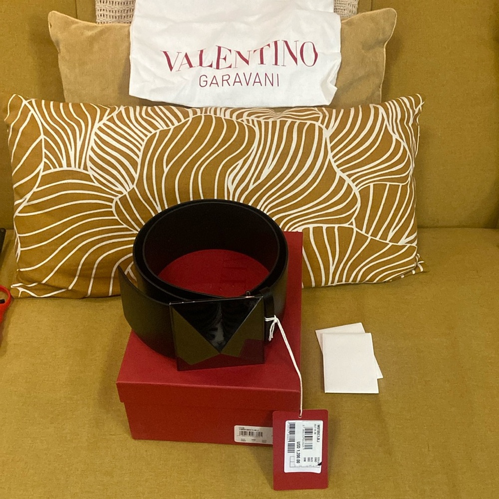 Great gift! Valentino Garavani Stud Belt Sz 80 w/ box, bag, cards, 2.75" wide